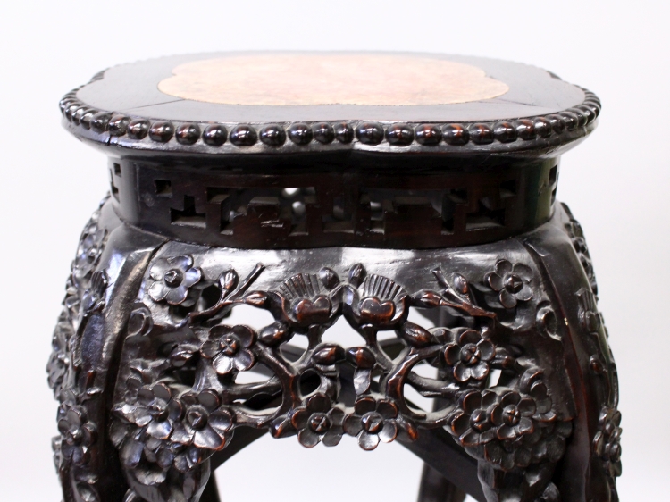 A GOOD QUALITY 19TH CENTURY CHINESE MARBLE TOP CARVED HARDWOOD STAND, with lobed top surface and - Image 4 of 8