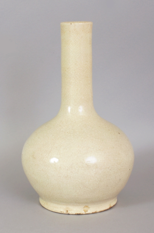 A CHINESE WHITE GLAZED PORCELAIN BOTTLE VASE, possibly Ming Dynasty, together with a fitted wood - Image 2 of 8