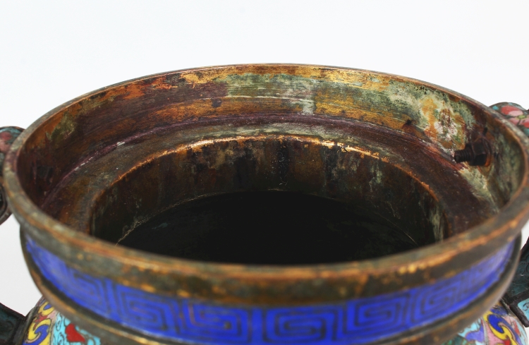 A LARGE EARLY 20TH CENTURY CHINESE CLOISONNE & GILT METAL TRIPOD CENSER & COVER, the sides decorated - Image 8 of 10