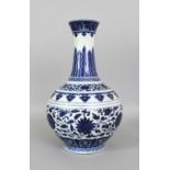 A FINE QUALITY CHINESE MING STYLE GUANGXU MARK & PERIOD BLUE & WHITE PORCELAIN BOTTLE VASE, the