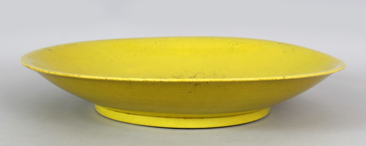 A LARGE 18TH/19TH CENTURY CHINESE YELLOW GLAZED PORCELAIN DISH, applied with a densely crackled - Image 3 of 6