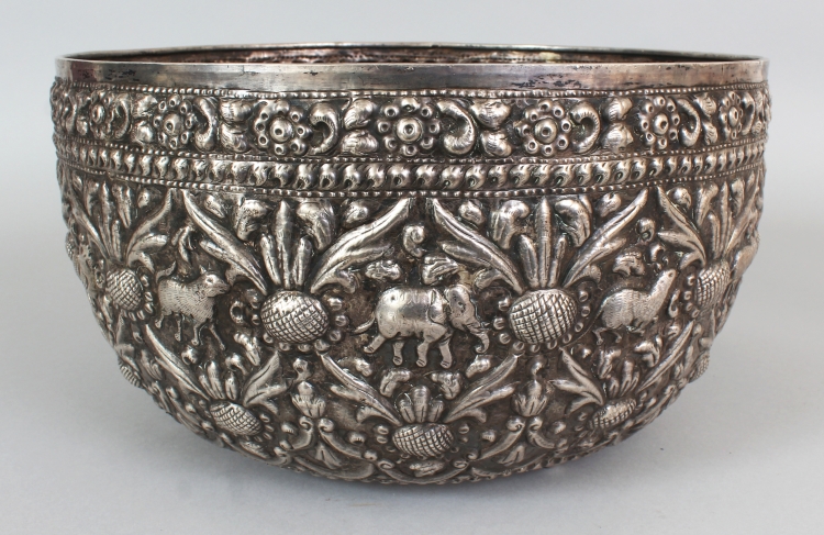 A LARGE UNUSUAL INDO-PERSIAN STYLE SILVER-METAL BOWL, with impressed Chinese character maker's marks - Image 2 of 10