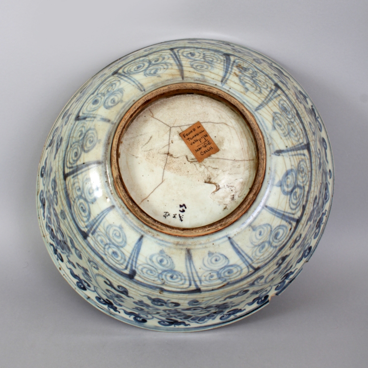 A LARGE CHINESE MING DYNASTY BLUE & WHITE PROVINCIAL PORCELAIN BOWL, together with a fitted carved - Image 7 of 10