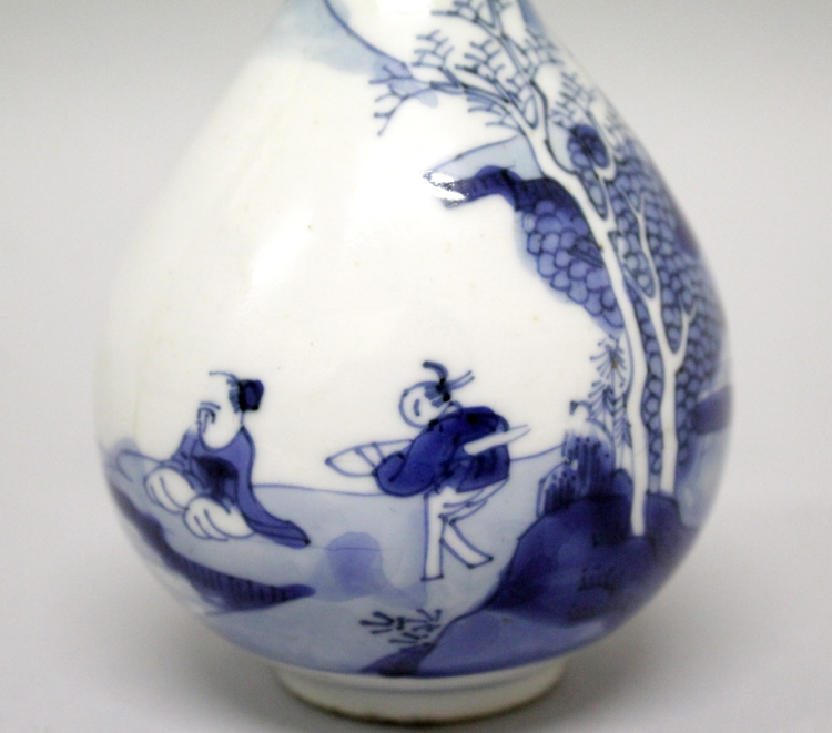 A CHINESE KANGXI PERIOD BLUE & WHITE PORCELAIN BOTTLE VASE, circa 1700, the pear-form body painted - Image 5 of 8