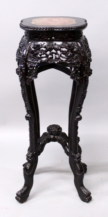 A GOOD QUALITY 19TH CENTURY CHINESE MARBLE TOP CARVED HARDWOOD STAND, with lobed top surface and