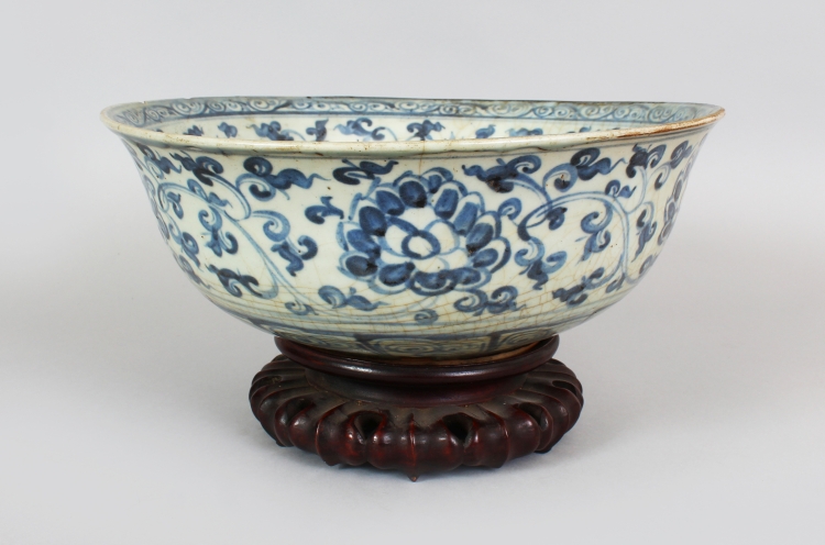 A LARGE CHINESE MING DYNASTY BLUE & WHITE PROVINCIAL PORCELAIN BOWL, together with a fitted carved