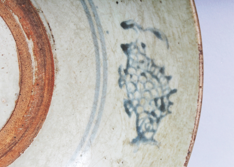 ANOTHER LARGE 17TH/18TH CENTURY CHINESE PROVINCIAL PORCELAIN DISH, with an unglazed firing band to - Image 4 of 6