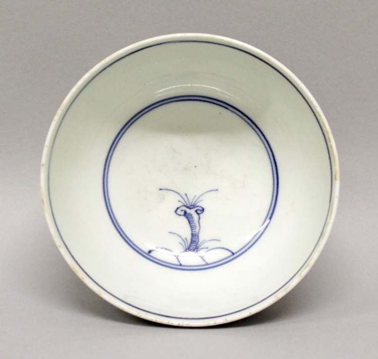 A GOOD QUALITY CHINESE YONGZHENG PERIOD BLUE & WHITE PORCELAIN BOWL, circa 1730, the sides painted - Image 5 of 8