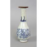 AN EARLY 18TH CENTURY CHINESE BLUE & WHITE PORCELAIN VASE, the sides of the pear-form body painted