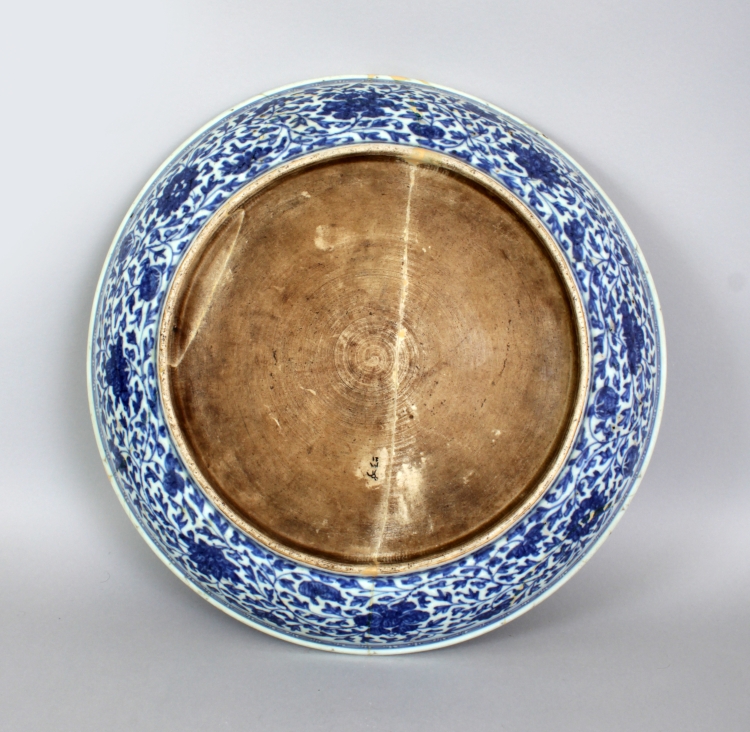 A LARGE CHINESE YONGZHENG PERIOD MING STYLE 'LOTUS BOUQUET' PORCELAIN DISH, of saucer shape, the - Image 6 of 7