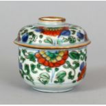 A SMALL CHINESE KANGXI PERIOD WUCAI PORCELAIN BOWL & COVER, painted with a design of scroll-