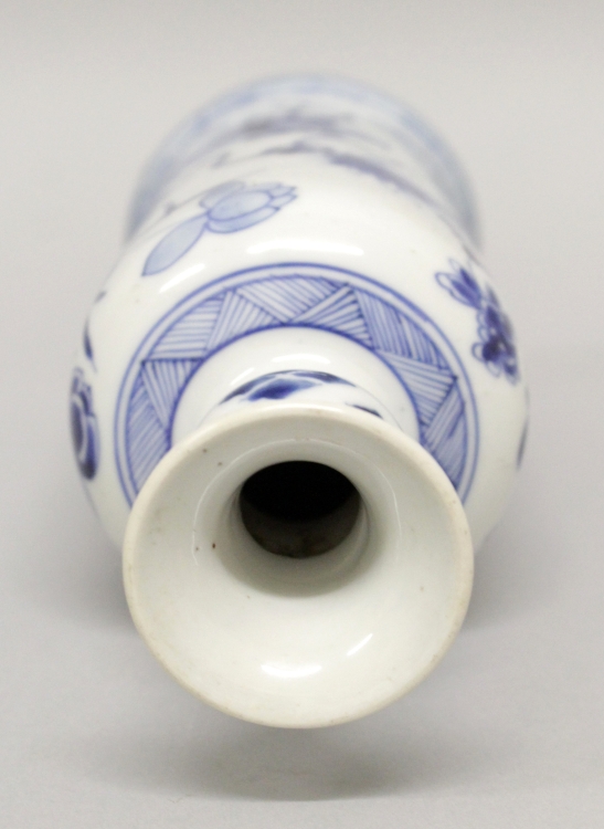 A CHINESE KANGXI PERIOD ISLAMIC MARKET BLUE & WHITE PORCELAIN VASE, circa 1700, painted with a - Image 7 of 9