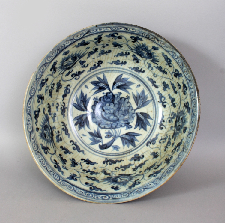 A LARGE CHINESE MING DYNASTY BLUE & WHITE PROVINCIAL PORCELAIN BOWL, together with a fitted carved - Image 5 of 10