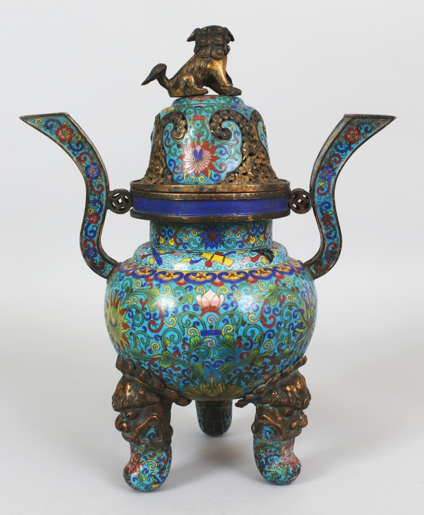 A LARGE EARLY 20TH CENTURY CHINESE CLOISONNE & GILT METAL TRIPOD CENSER & COVER, the sides decorated - Image 3 of 10