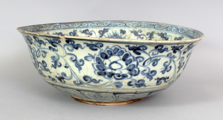 A LARGE CHINESE MING DYNASTY BLUE & WHITE PROVINCIAL PORCELAIN BOWL, together with a fitted carved - Image 2 of 10