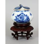 A SMALL CHINESE KANGXI PERIOD ISLAMIC MARKET BLUE & WHITE PORCELAIN POT, with a non-matching cover