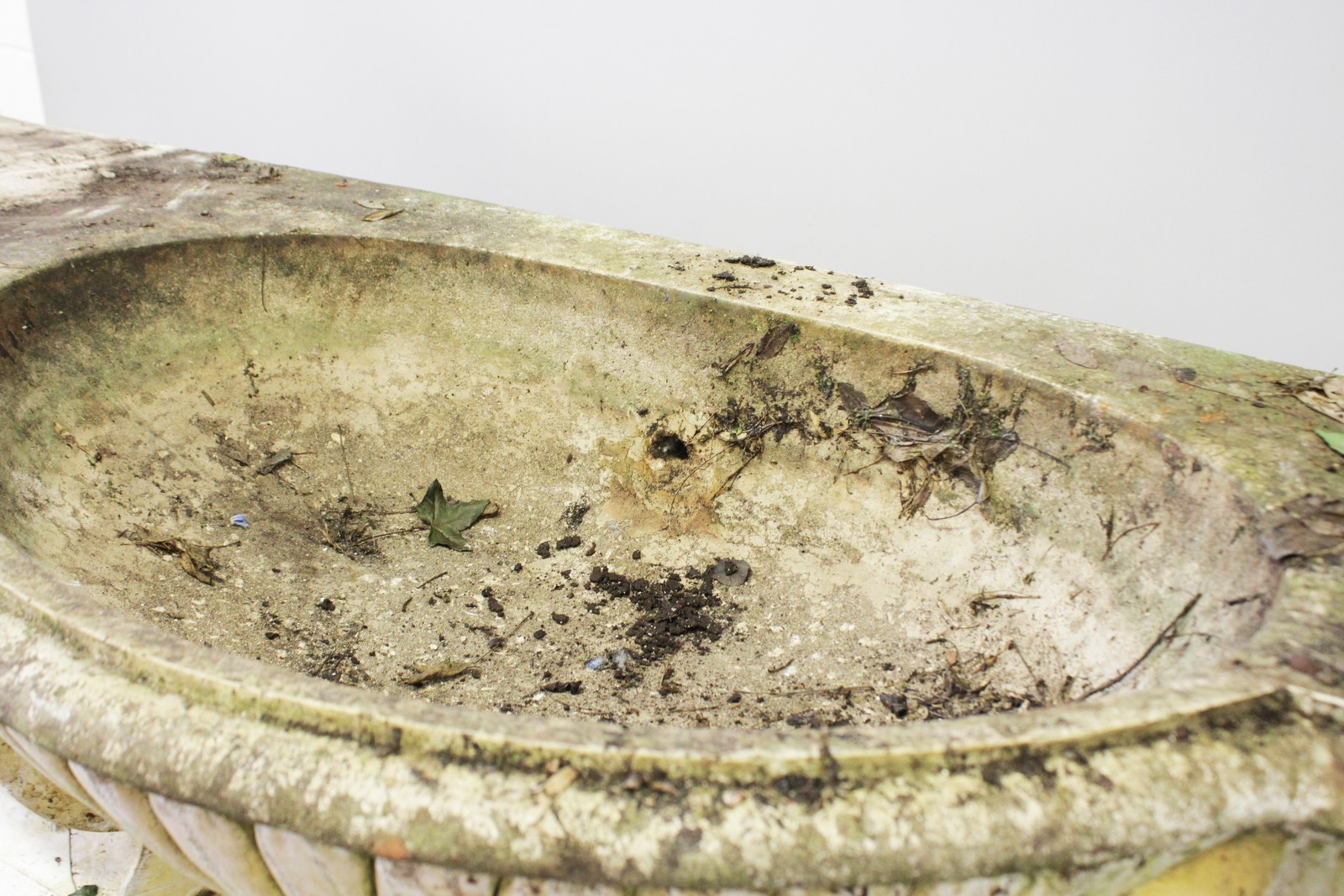 A LARGE PEDESTAL HORSE TROUGH, to imitate white marble, weathered and dirty, with shell water - Image 4 of 5