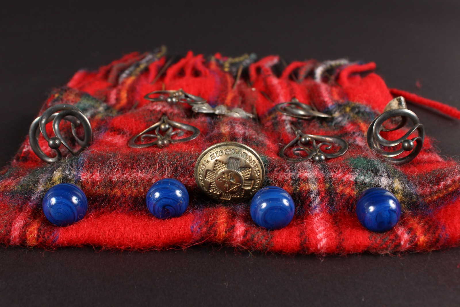 A COLLECTION OF FOURTEEN VICTORIAN AND EDWARDIAN HAT PINS on a tartan cloth. - Image 4 of 4