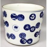 A LARGE CHINESE BLUE & WHITE PORCELAIN BRUSHPOT, painted with a variety of overlapping roundels, the