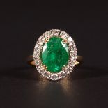 A SUPERB 18CT YELLOW GOLD, EMERALD AND DIAMOND CLUSTER RING.