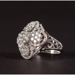 A SUPERB 18CT WHITE GOLD AND DIAMOND SET CLUSTER RING.