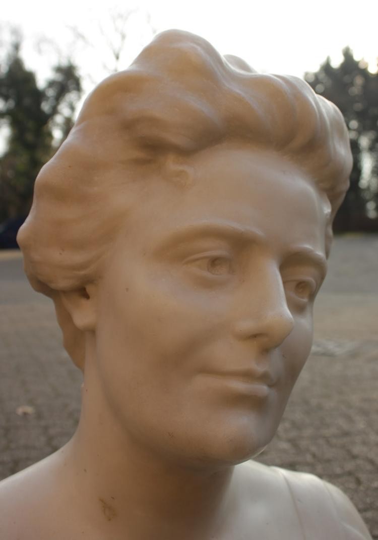 LAURE HAYMAN A CARVED WHITE CARRARA MARBLE BUST OF ELLEN TERRY. Signed and dated 1905. 2ft 2ins - Image 2 of 3