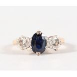 A GOOD 18CT YELLOW GOLD THREE STONE DIAMOND AND SAPPHIRE RING.