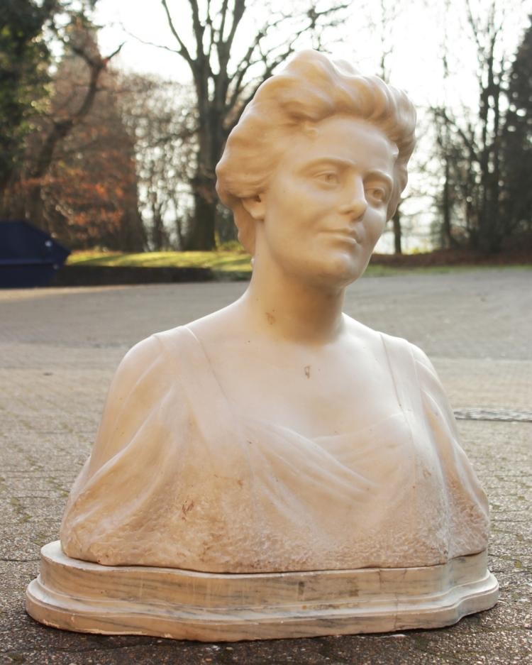 LAURE HAYMAN A CARVED WHITE CARRARA MARBLE BUST OF ELLEN TERRY. Signed and dated 1905. 2ft 2ins