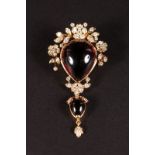 AN OUTSTANDING 18CT YELLOW GOLD CABOCHON GARNET AND DIAMOND BROOCH.
