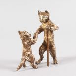 A PAIR OF COLD CAST DANCING CATS. 3ins high.