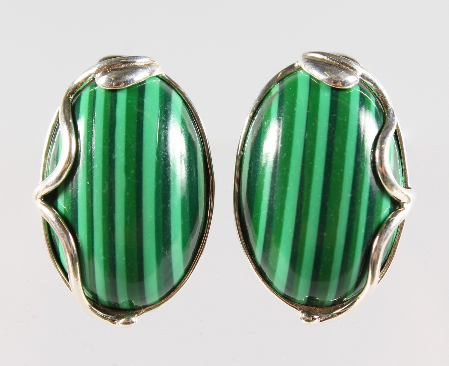 A PAIR OF SILVER AND MALACHITE CLIP ON EARRINGS.