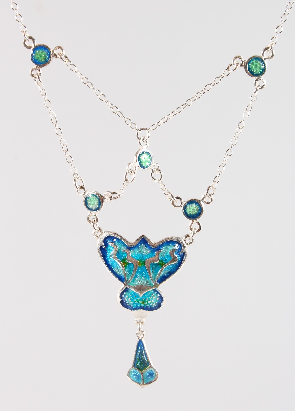 A SILVER AND ENAMEL ART NOUVEAU STYLE NECKLACE.