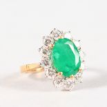 A SUPERB 18CT YELLOW GOLD, EMERALD AND DIAMOND CLUSTER RING.