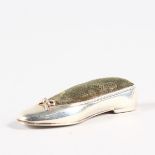 A .925 SILVER SHOE PIN CUSHION. Stamped .925. 6cms long.