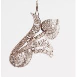 A SUPERB 18CT WHITE GOLD ART DECO DIAMOND BROOCH.