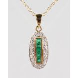 A 9CT GOLD CALIBRE CUT EMERALD PENDANT AND CHAIN.