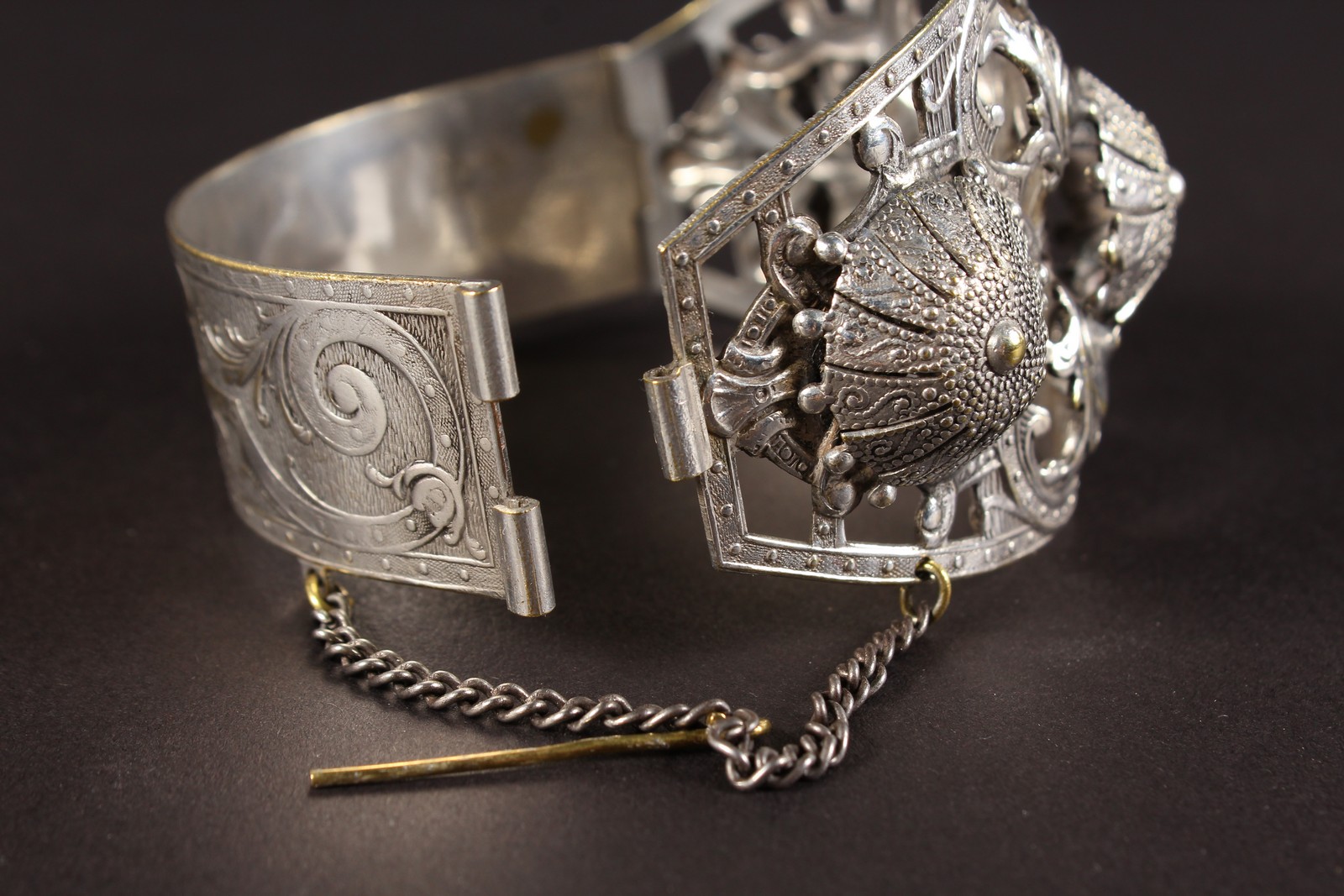 AN ALGERIAN PIERCED SILVER BANGLE with star inside crescent moon mark. - Image 5 of 5