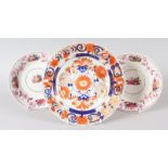 A MASONS JAPAN PATTERN IRONSTONE BOWL, 9.5ins diameter, and a pair of plates painted with fruit, 7.