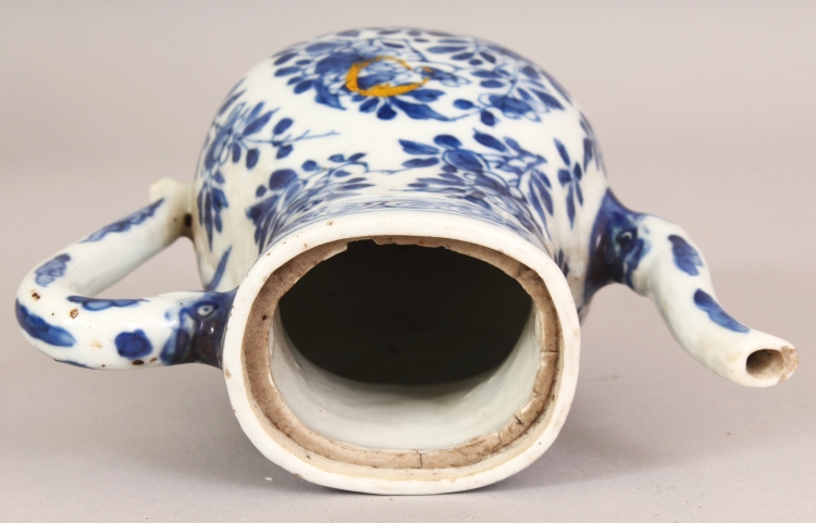 A CHINESE KANGXI PERIOD BLUE & WHITE PORCELAIN EWER, painted in a good tone of underglaze-blue - Image 7 of 8