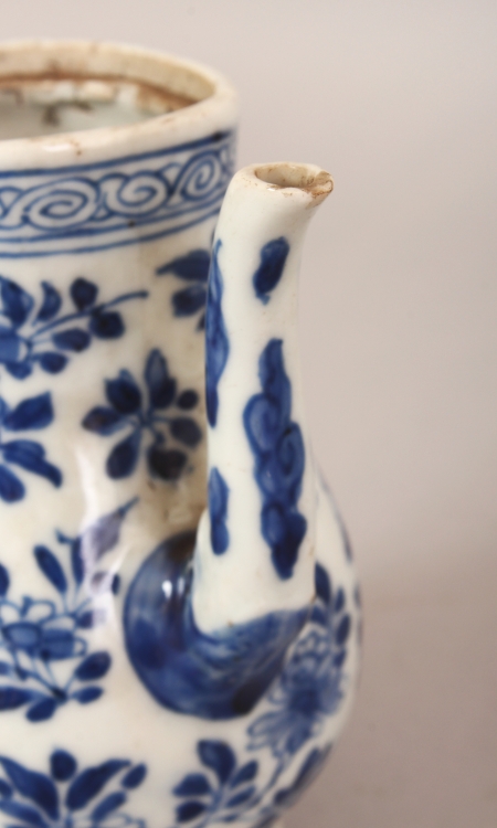 A CHINESE KANGXI PERIOD BLUE & WHITE PORCELAIN EWER, painted in a good tone of underglaze-blue - Image 5 of 8