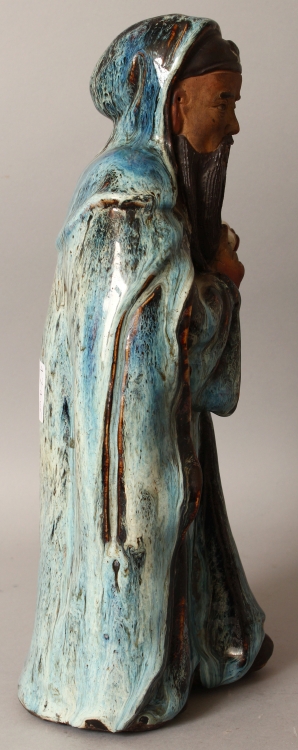 A LARGE EARLY 20TH CENTURY CHINESE FLAMBE GLAZED STONEWARE FIGURE OF A STANDING SAGE - Image 3 of 10