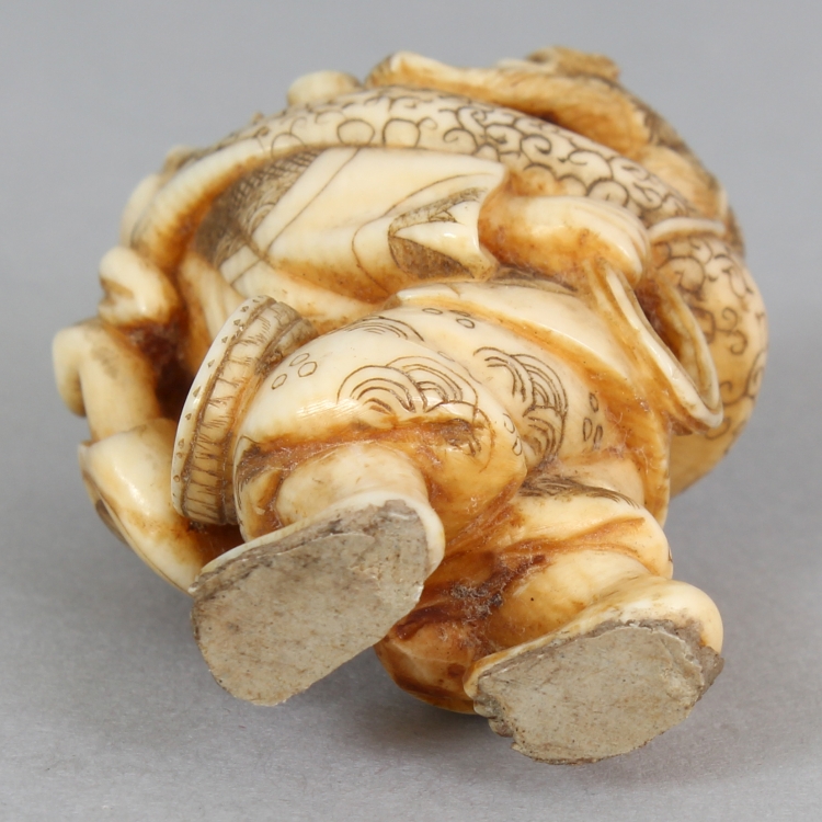A SMALLER SIGNED JAPANESE MEIJI PERIOD IVORY NETSUKE OF A MONKEY PERFORMER, the walking man - Image 6 of 8