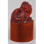 AN EARLY 20TH CENTURY CHINESE HORN SEAL, well carved with a Buddhistic lion and pup on an oval-
