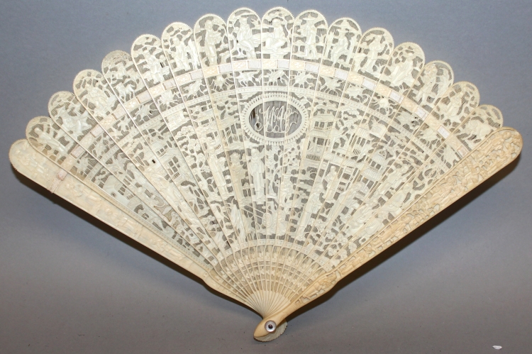 A GOOD 19TH CENTURY CHINESE CANTON IVORY FAN, comprising 16 inner sticks and two guard sticks, the