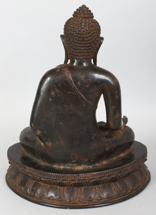 A 19TH/20TH CENTURY BURMESE BRONZE FIGURE OF BUDDHA, seated in dhyanasana on a double lotus - Image 3 of 8