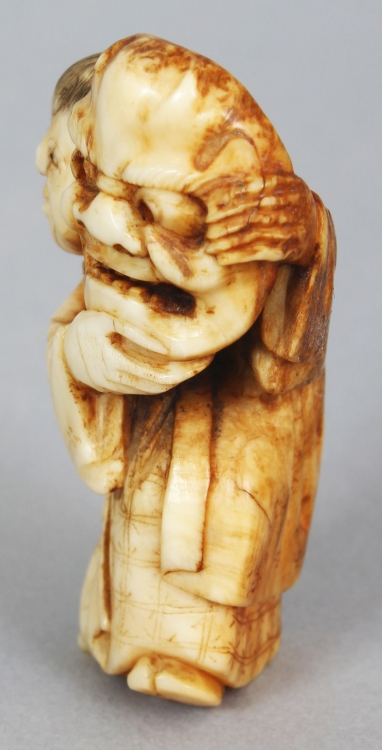 A JAPANESE MEIJI PERIOD IVORY NETSUKE OF A STANDING BOY, unsigned, the boy bearing aloft a Noh mask, - Image 4 of 7