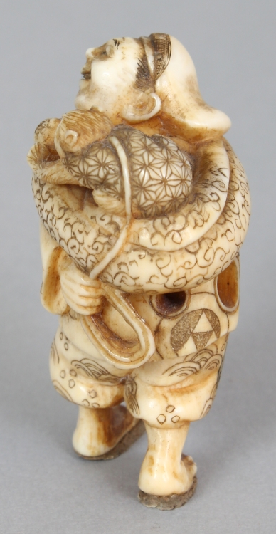 A SMALLER SIGNED JAPANESE MEIJI PERIOD IVORY NETSUKE OF A MONKEY PERFORMER, the walking man - Image 4 of 8