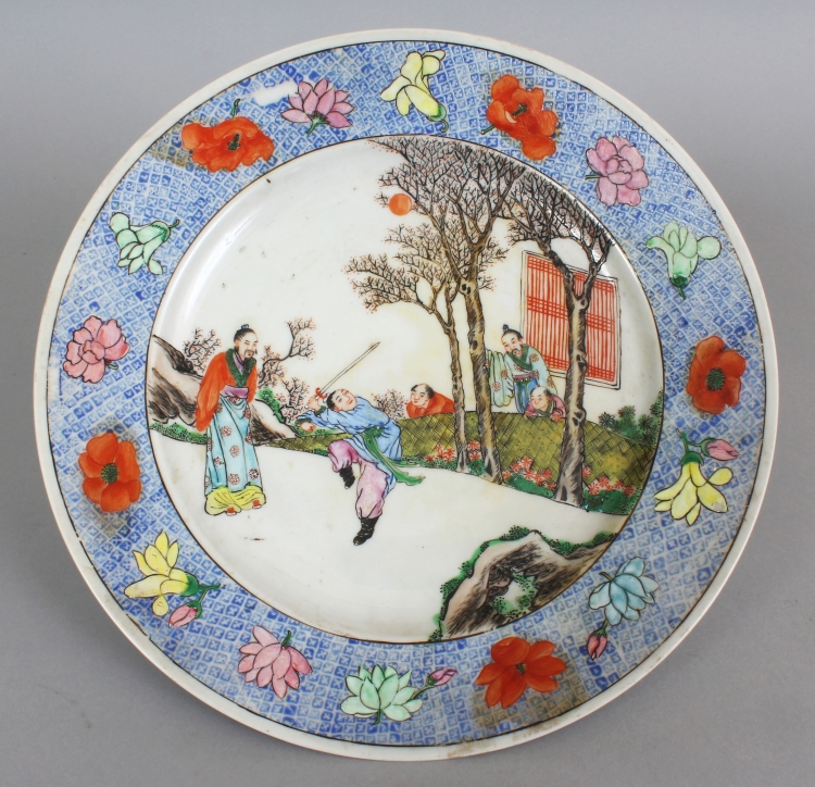 AN EARLY 20TH CENTURY CHINESE FAMILLE ROSE PORCELAIN PLATE, painted to its centre with figures in