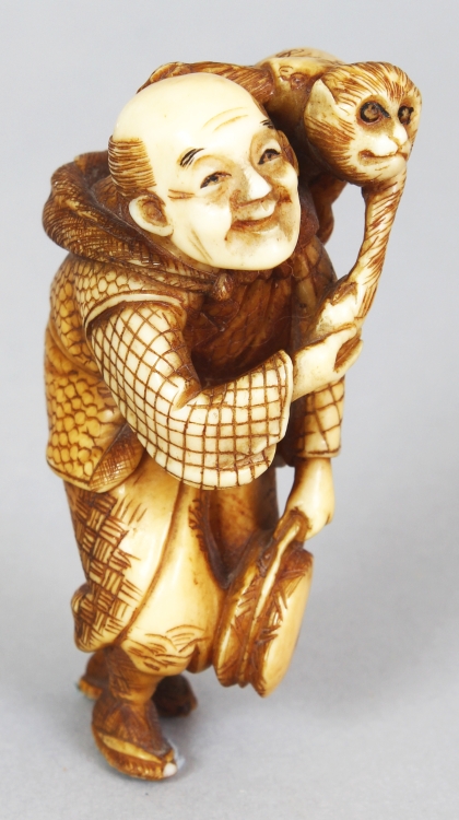 A GOOD QUALITY JAPANESE MEIJI PERIOD STAINED IVORY NETSUKE OF A MONKEY PERFORMER, unsigned, the - Image 2 of 5