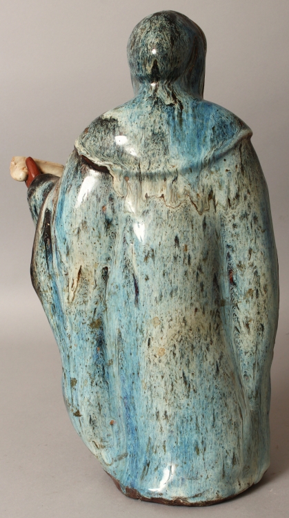 A LARGE EARLY 20TH CENTURY CHINESE FLAMBE GLAZED STONEWARE FIGURE OF A STANDING SAGE - Image 4 of 10